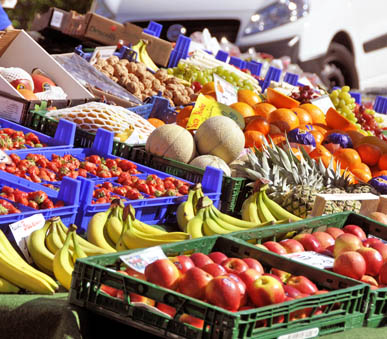 Marktstand mit Obst, Gemüse, Saleten und Kräutern in Dormagen