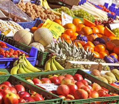 Marktstand mit Obst, Gemüse, Saleten und Kräutern in Köln